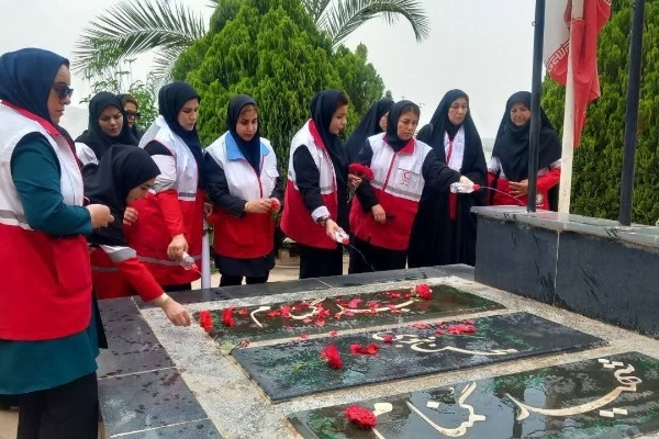 آیین غبارروبی مزار شهدای گمنام سرپل‌ذهاب به مناسبت هفته هلال‌احمر برگزار شد