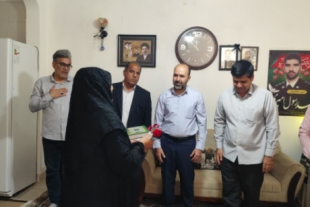 دیدار رئیس و پرسنل شبکه بهداشت سرپل‌ذهاب با خانواده شهدای والامقام جنگ رمضان