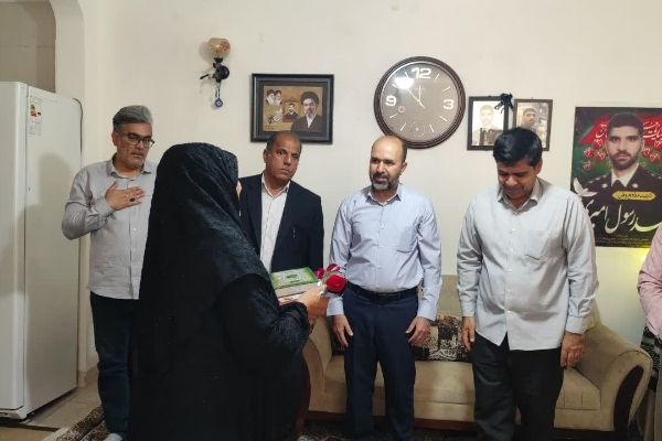 دیدار رئیس و پرسنل شبکه بهداشت سرپل‌ذهاب با خانواده شهدای والامقام جنگ رمضان