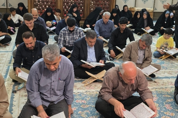 محفل انس با قرآن و گرامیداشت سالروز آزادسازی خرمشهر در حرم احمد بن اسحاق(ره)