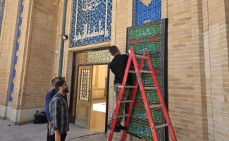 خادمان و هیئت امنای حرم، پرچم‌های عزا را برافراشتند