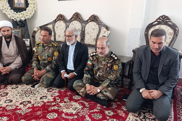 تجلیل از خانواده شهید سرهنگ مهدی شریفی در سرپل‌ذهاب ؛ شهدا چراغ راه عزت و امنیت کشور هستند.