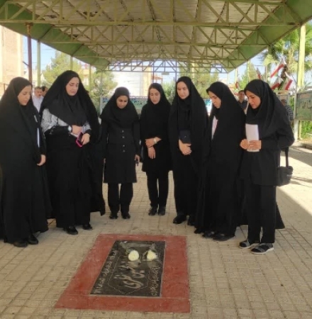 غبارروبی مزار شهدا به مناسبت هفته بهزیستی در سرپل‌ذهاب
