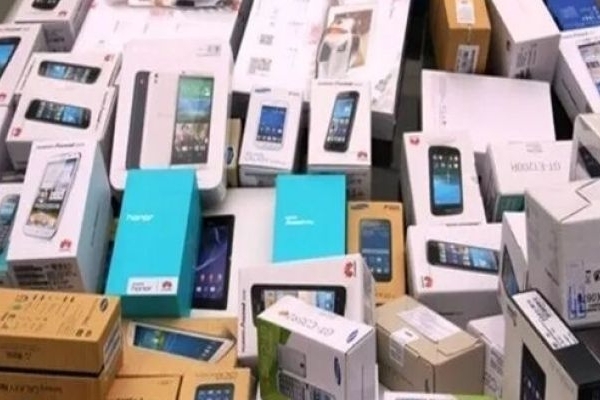 واردات موبایل فعلاً اولویت ارزی ندارد