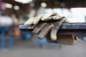 اعتراض کارگران کارخانه کاشی بیستون به عدم افزایش دستمزد
