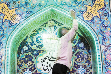 مساجد، تکایا و بقاع متبرکه سرپلذهاب  در آستانه ماه رمضان غبارروبی می‌شوند