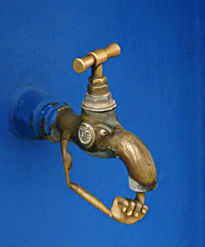 کمبود فشار آب درسرپلذهاب/از کولرهایی که از کم آبی خاموش شده تا شهروندانی که آب ذخیره می کنند