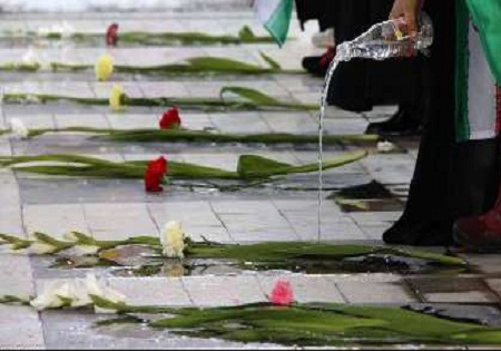 میهمانی لاله ها درگلزارشهدا / قبورمطهرشهدای سرپلذهاب غبار روبی وعطرافشانی شد