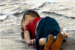 کودک 3 ساله‌ای که جهان را از مرگ بیش از 2000 آواره سوری باخبر کرد+تصاویر