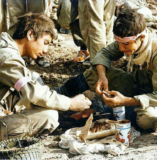 قانع بودند و راضی..