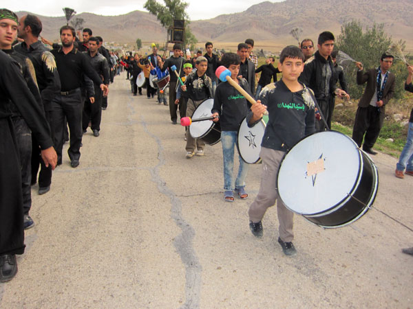 وقتی روستای آینه آذین بند عزای حسین شده ورنگ کربلا به خودمی گیرد/از تعزیه خوانی گرفته تا اقامه نمازظهرعاشورا