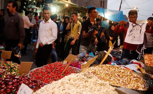 از تکاپوی مردم برای خرید شب عید تا تلاش مغازه ها برای جذب مشتری بیشتر / وقتی بازار شهر به انتظار واریز یارانه ها می نشیند