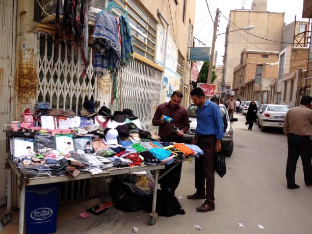 ازعدم نظارت مناسب تا نبود مکانی مشخص برای فعالیت دست فروشان/ آیا نوید شورای شهر برای احداث بازارهای محلی محقق می شود؟