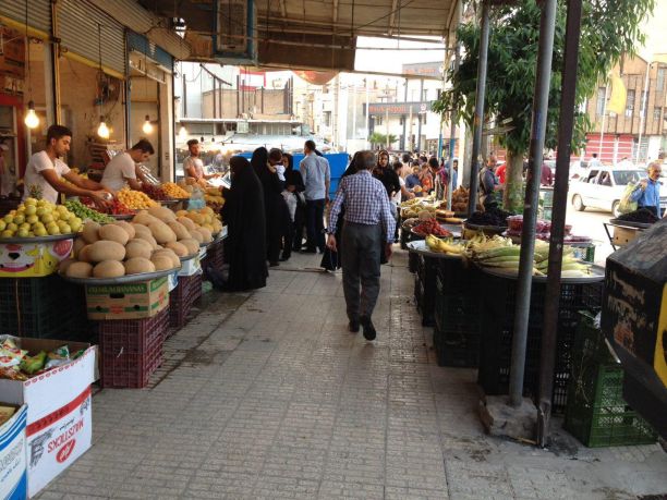 از نادیده گرفتن حقوق شهروندان توسط مغازه داران تا برهم زدن نظم وانظباط بازار سرپل زهاب / وقتی اجناس مغازه ها طغیان کرده وبه پیاده روها هجوم می برند