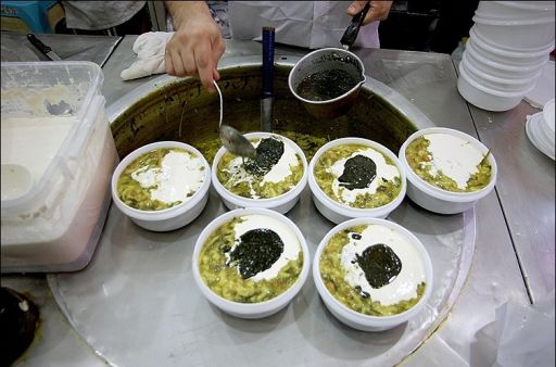 ازقیمتهای مختلف افطاری گرفته تا تغییر کار بسیاری از مغازه های شهر برای فروش افطاری / وقتی توزیع افطاری های رنگارنگ سفره درآمد دوره گردها در شهرستان می شود