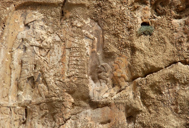  نقش اولین سنگ نوشته آسیا برسینه همیشه استوارزاگرس  / ساماندهی آثار تاریخی سرپلذهاب نیازمند همت و تدبیر مسئولین استانی است 