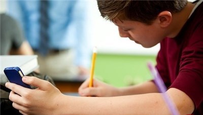 لزوم ممنوعیت استفاده از تلفن همراه درمدارس / از عدم استفاده صحیح دانش آموزان تا فرصتی که درمدارس تبدیل به تهدید اخلاقی شده است