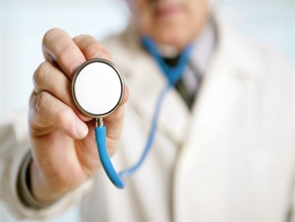 کمبود پزشک عمومی در بیمارستان و مراکز درمانی روستایی / از تجمع بیش از حد بیماران تا هزینه هایی که مردم بامراجعه به کلینیک های شخصی متحمل می شوند