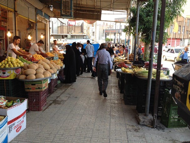 تعرض مغازه داران به حریم پیاده روها / وقتی حریم پیاده روها ملک شخصی مغازه داران می شود / لزوم برنامه ریزی و تعامل دستگاههای اجرایی در رفع این معضل 