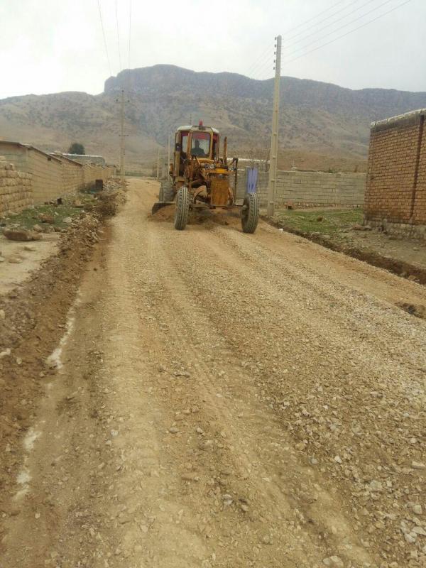 شن ریزی وتسطیح جاده روستای قلعه بهادری بخش مرکزی شهرستان