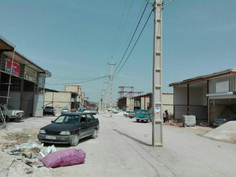 جانمایی غیرکارشناسانه تیرهای برق در وسط خیابان های شهرک / ازایجاد تصادفهای بسیار تا هزینه هایی که برای اداره برق تحمیل می شود