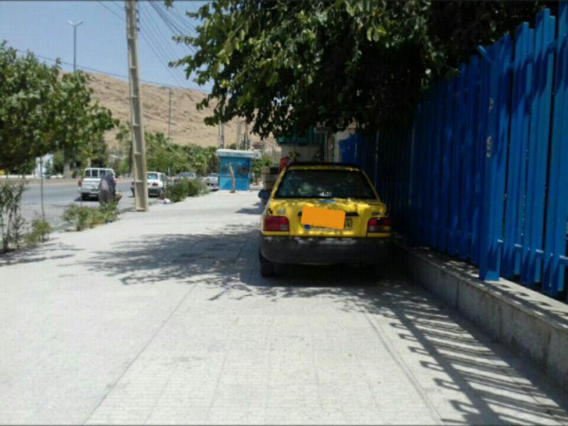 تخطی رانندگان بی قانون از قوانین راهنمایی رانندگی / وقتی حریم پیاده روهای شهر ملک قانونی اشخاص می شود 