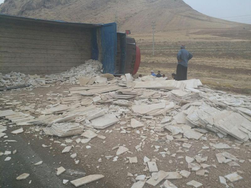 واژگونی کامیون در محور سرپلذهاب  ۲ کشته ومصدوم برجای گذاشت