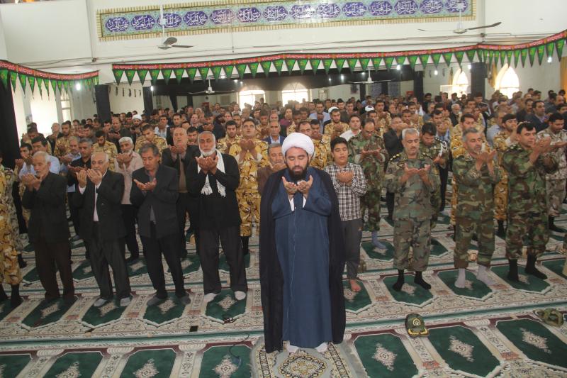 نماز عبادی سیاسی جمعه به امامت حجت الاسلام فاطمی نسب امام جمعه شهرستان در صفوف به هم پیوسته ودشمن شکن مردم سرپلذهاب اقامه شد