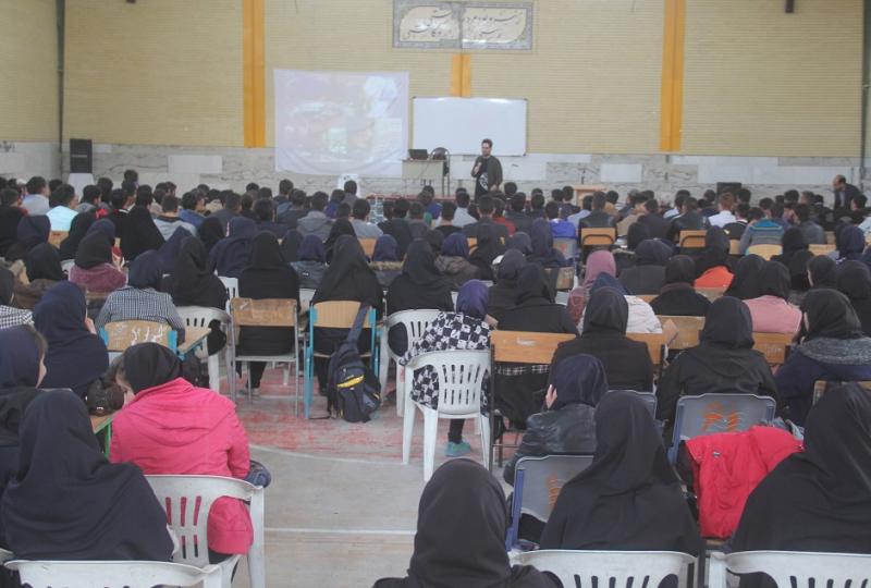 برگزاری کارگاه آموزشی شیوه های مقابله با استرس کنکور برای دانش آموزان زلزله زده شهرستان