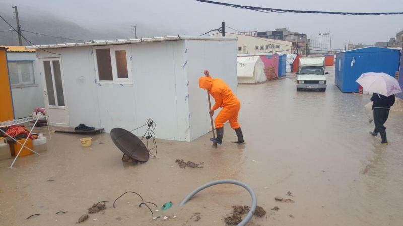 آبگرفتگی چادرها و محل تشکیل کلاس درس دانش آموزان 2 مشکل عمده زلزله زدگان سرپل ذهاب/ مدارس با تاخیر تعطیل شد