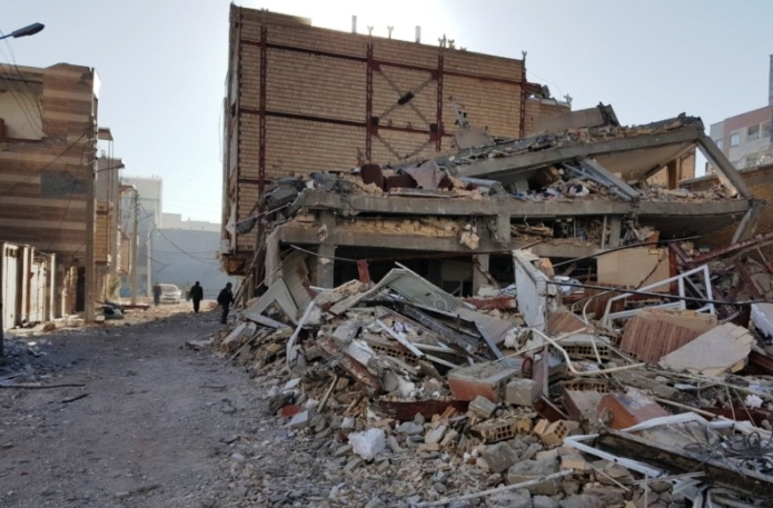 صاحبان واحدهای صددرصد تخریبی زلزله زده لوازم خانگی می گیرند