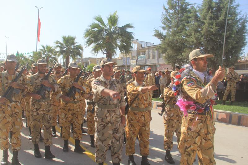 رژه یگانهای پیاده وموتوری نیروهای مسلح درسرپلذهاب / نمایش اقتداروتوانایی سپاه اسلام در روز ارتش