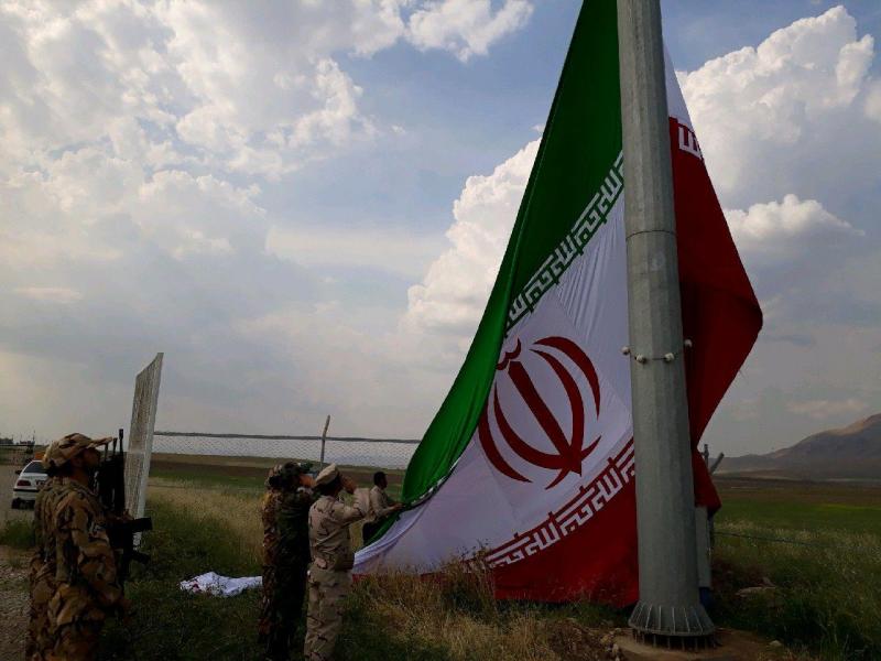 اهتزاز پرچم جمهوری اسلامی ایران بر فراز نقطه صفر مرزی شهرستان سرپل ذهاب