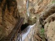 مسیر اصلی آبشار از روستای «پیران» در ۱۰ کیلومتری سرپل ذهاب شروع می‌شود. از این روستا می‌توان به پای آبشار رسید.
