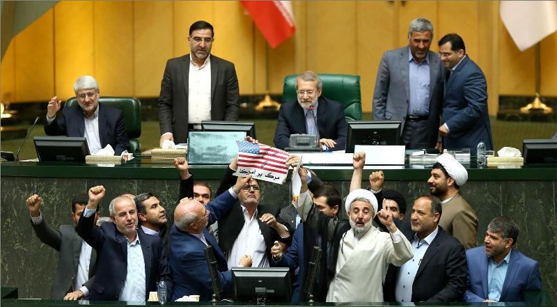 نمایندگان پرچم آمریکا و برجام را آتش زدند