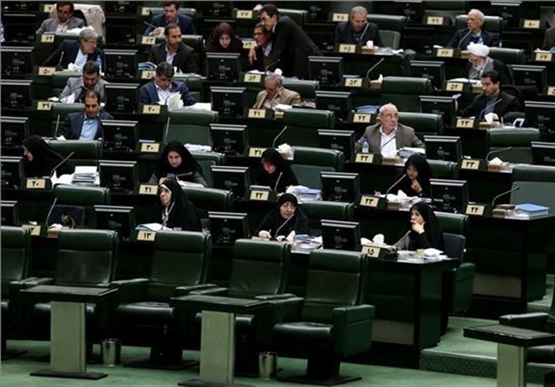جلسه علنی امروز مجلس شورای اسلامی دقایقی پیش به ریاست علی لاریجانی آغاز شد.
