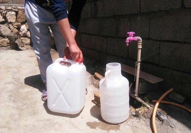 قطعی آب در روستاهای زلزله زده شهرستان سرپل ذهاب ادامه دارد/ تلاش مسئولین برای حل مشکل قطع آب در روستاهای بخش مرکزی 