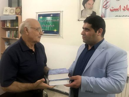 تجلیل رضاخانی با اهدای کتاب رمان تاریخی تگرگ از رئیس اداره فرهنگ و ارشاد سرپل‌ذهاب 