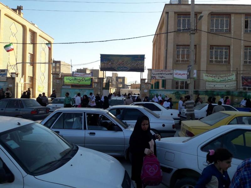 ترافیک سنگین خودروها در سرپل ذهاب زلزله زده/از نبود زیرساخت‌های مناسب تا رانندگانی که قوانین راهنمایی را رعایت نمی کنند