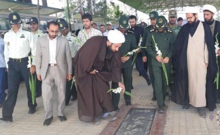 غبار روبی مزار شهدا به مناسبت هفته دفاع مقدس در شهرستان سرپل ذهاب برگزار شد