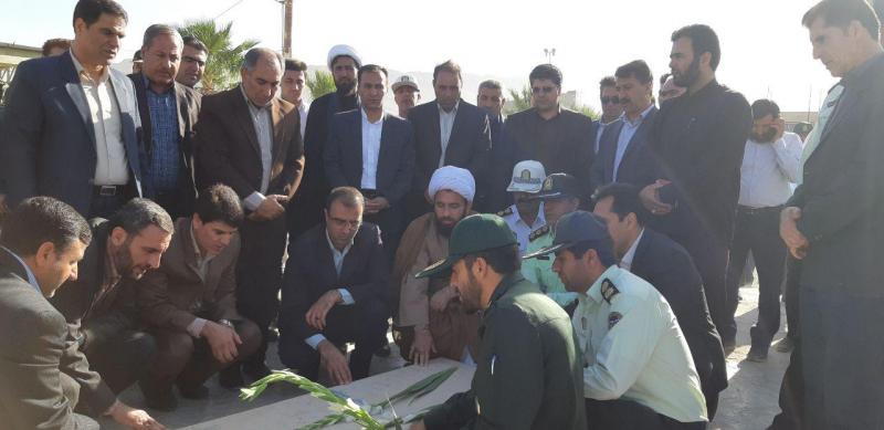 غبار روبی و عطرافشانی گلزار شهدا در شهرستان سرپل ذهاب