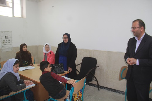 فرماندارسرپل ذهاب با دانش آموزان مدرسه استثنایی توحید این شهرستان دیدار کردند+تصاویر