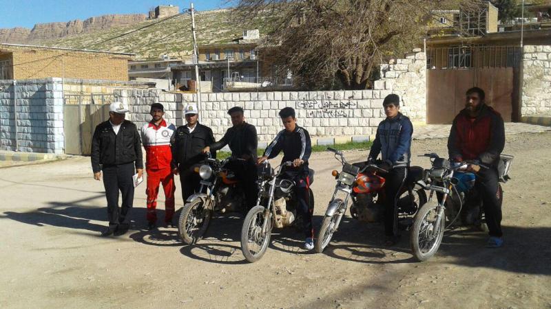 کلاس آموزشی رعایت قوانین و مقررات راهنمایی و رانندگی موتورسیکلت سواران در دهستان پاطاق این شهرستان 
