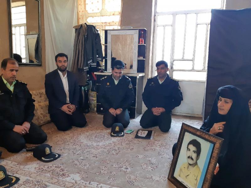 دیدار فرمانده انتظامی  شهرستان سرپلذهاب  با خانواده شهدا به مناسبت دهه فجر + تصاویر