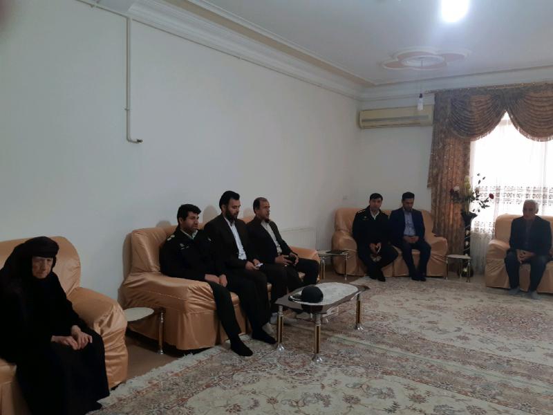 دیدار فرمانده انتظامی شهرستان سرپلذهاب با خانواده شهدا به مناسبت  گرامیداشت روز شهید