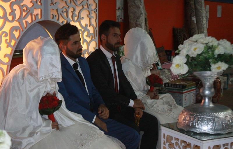 جشن ازدواج 2 زوج در اردوگاه اسکان سیل زدگان دراهواز برگزارشد