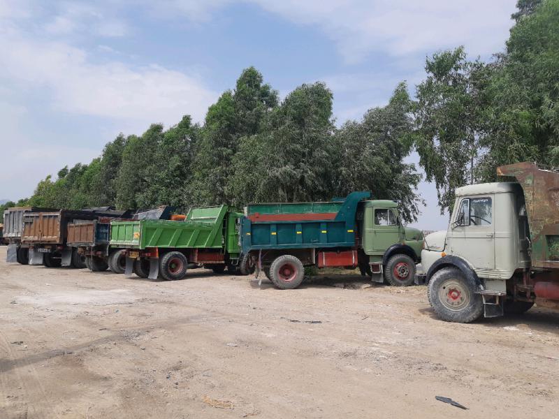 انتقال کامیون های باری حمل مصالح ساختمانی به جاده قدیم بیمارستان شهدا (بانگر) در شهرستان