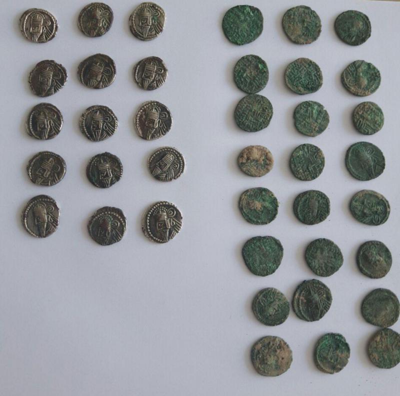 کشف اشیاء و دهها سکه قدیمی طلا در سرپل زهاب+عکس
