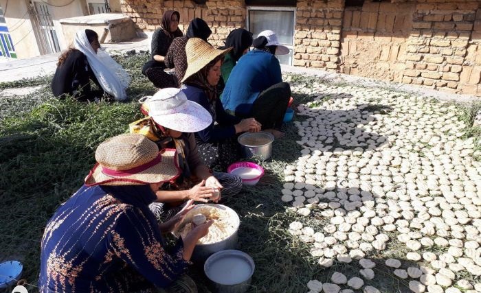 رسم دیرینه و فرهنگ بومی درست کردن ترخینه در میان مردم زلزله زده سرپل ذهاب/"ترخینه" غذای محلی مورد علاقه مردم سرپل ذهاب است