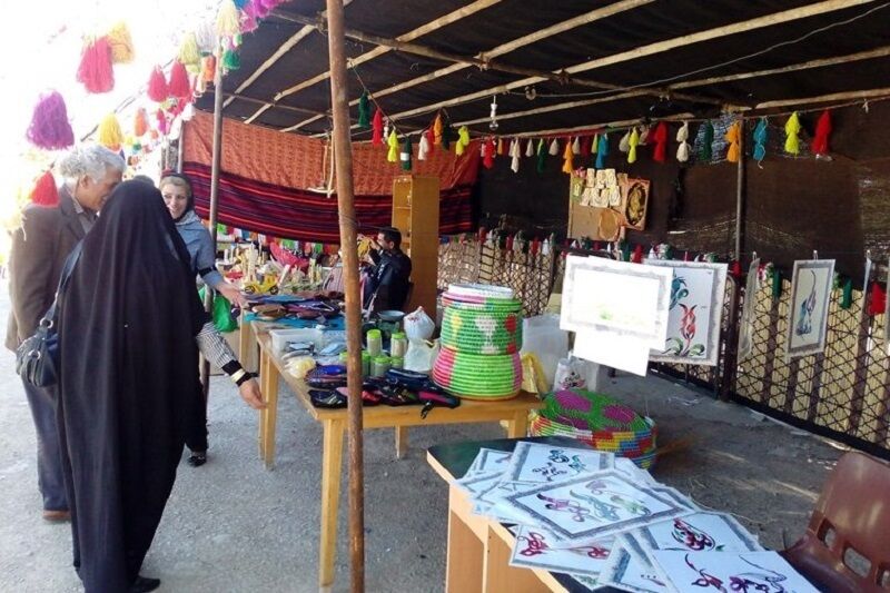 برپایی غرفه های صنایع دستی و سوغات محلی در مسیر برگشت زائران اربعین حسینی در سرپلذهاب